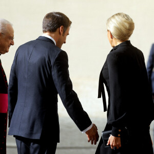 Brigitte Macron a accompagné son mari le président de la République Emmanuel Macron lors de sa visite à la Cité du Vatican pour une Audience avec Sa Sainteté le Pape François le 24 octobre 2022