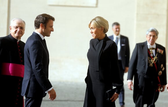 Brigitte Macron a accompagné son mari le président de la République Emmanuel Macron lors de sa visite à la Cité du Vatican pour une Audience avec Sa Sainteté le Pape François. La tenue de la première dame de France était irréprochable.