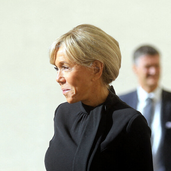 Brigitte Macron a accompagné son mari le président de la République Emmanuel Macron lors de sa visite à la Cité du Vatican pour une Audience avec Sa Sainteté le Pape François. La tenue de la première dame de France était irréprochable.