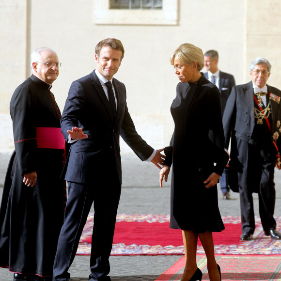 Brigitte Macron a accompagné son mari le président de la République Emmanuel Macron lors de sa visite à la Cité du Vatican pour une Audience avec Sa Sainteté le Pape François le 24 octobre 2022