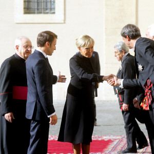 Brigitte Macron a accompagné son mari le président de la République Emmanuel Macron lors de sa visite à la Cité du Vatican pour une Audience avec Sa Sainteté le Pape François le 24 octobre 2022