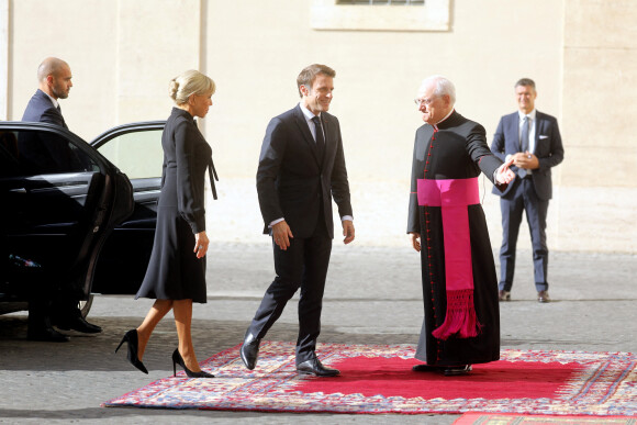 Brigitte Macron a accompagné son mari le président de la République Emmanuel Macron lors de sa visite à la Cité du Vatican pour une Audience avec Sa Sainteté le Pape François le 24 octobre 2022