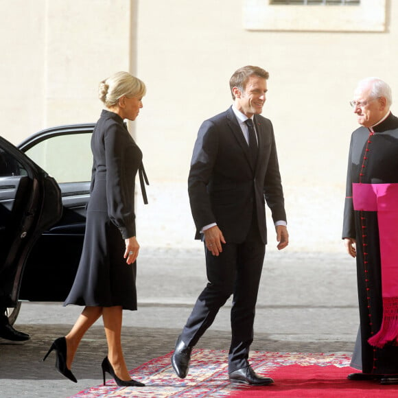 Brigitte Macron a accompagné son mari le président de la République Emmanuel Macron lors de sa visite à la Cité du Vatican pour une Audience avec Sa Sainteté le Pape François le 24 octobre 2022