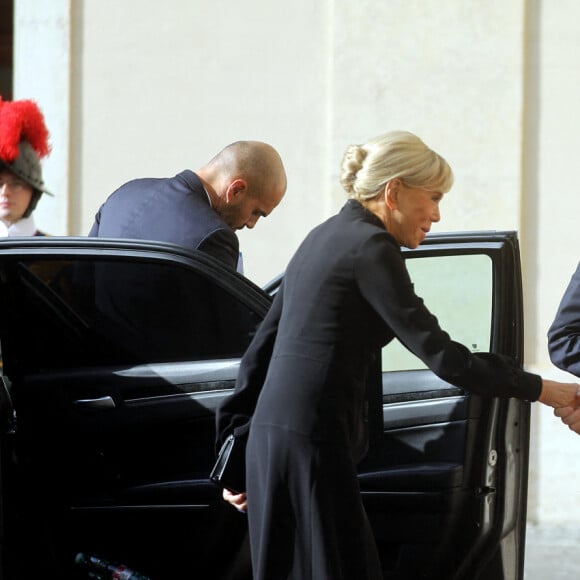 Brigitte Macron a accompagné son mari le président de la République Emmanuel Macron lors de sa visite à la Cité du Vatican pour une Audience avec Sa Sainteté le Pape François le 24 octobre 2022