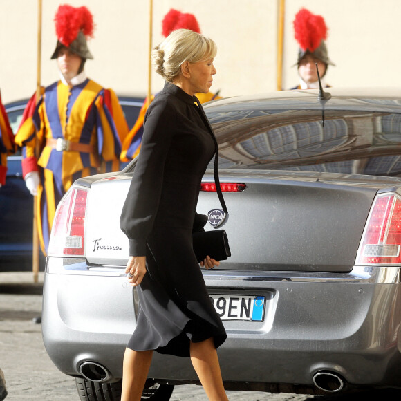 Brigitte Macron a accompagné son mari le président de la République Emmanuel Macron lors de sa visite à la Cité du Vatican pour une Audience avec Sa Sainteté le Pape François le 24 octobre 2022