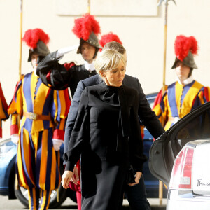 Brigitte Macron a accompagné son mari le président de la République Emmanuel Macron lors de sa visite à la Cité du Vatican pour une Audience avec Sa Sainteté le Pape François le 24 octobre 2022