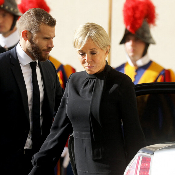 Brigitte Macron a accompagné son mari le président de la République Emmanuel Macron lors de sa visite à la Cité du Vatican pour une Audience avec Sa Sainteté le Pape François le 24 octobre 2022