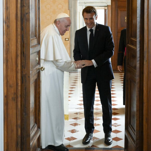 Emmanuel Macron, président de la République Française, rencontre le pape François lors d'une audience privée au Vatican, le 24 octobre 2022. © ANSA via ZUMA Press via Bestimage