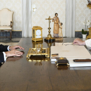 Emmanuel Macron, président de la République Française, rencontre le pape François lors d'une audience privée au Vatican, le 24 octobre 2022. © ANSA via ZUMA Press via Bestimage