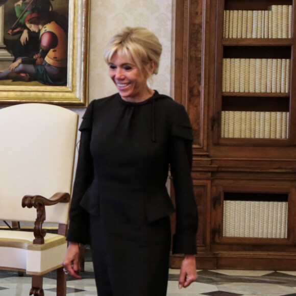 Le président de la République française Emmanuel Macron, sa femme la Première Dame Brigitte Macron au Vatican le 26 juin 2018.