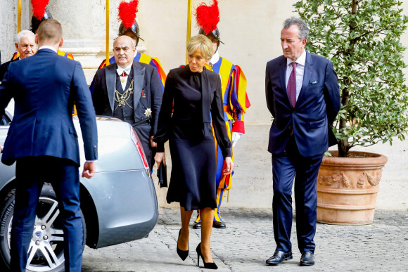 La Première Dame française, Brigitte Macron et son chef du protocole, José Pietroboni à la sortie de l'audience avec sa Sainteté le Pape au Vatican, le 24 octobre 2022. © Dominique Jacovides/Bestimage