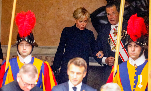 La Première Dame française, Brigitte Macron à la sortie de l'audience avec sa Sainteté le Pape au Vatican, le 24 octobre 2022. © Dominique Jacovides/Bestimage