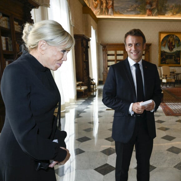 Emmanuel Macron, président de la République Française et la première dame Brigitte Macron rencontrent le pape François lors d'une audience privée au Vatican, le 24 octobre 2022. © Vatican Media via Bestimage