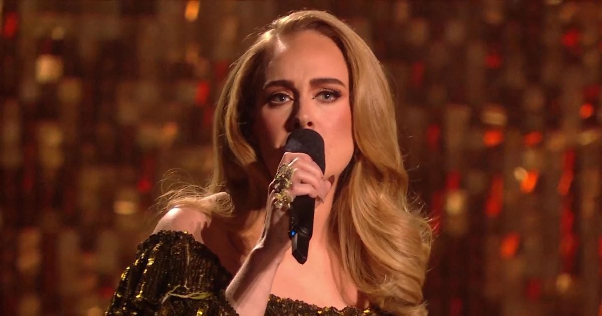 La chanteuse Adele interprète I drink wine sur la scène des Brit Awards 2022 à l