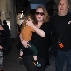 La chanteuse Adele et son fils Angelo Konecki arrivent à l'aéroport LAX de Los Angeles le 3 janvier 2015 entourés de nombreux photographes. La chanteuse serait selon certaines sources séparée de son mari Simon Konecki.