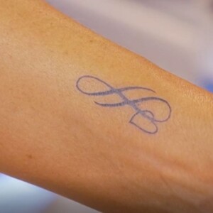 Nathalie Marquay dévoile son tatouage en hommage à Jean-Pierre Pernaut dans "50 Minutes Inside", le 15 octobre 2022, sur TF1