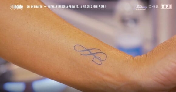 Nathalie Marquay dévoile son tatouage en hommage à Jean-Pierre Pernaut dans "50 Minutes Inside", le 15 octobre 2022, sur TF1