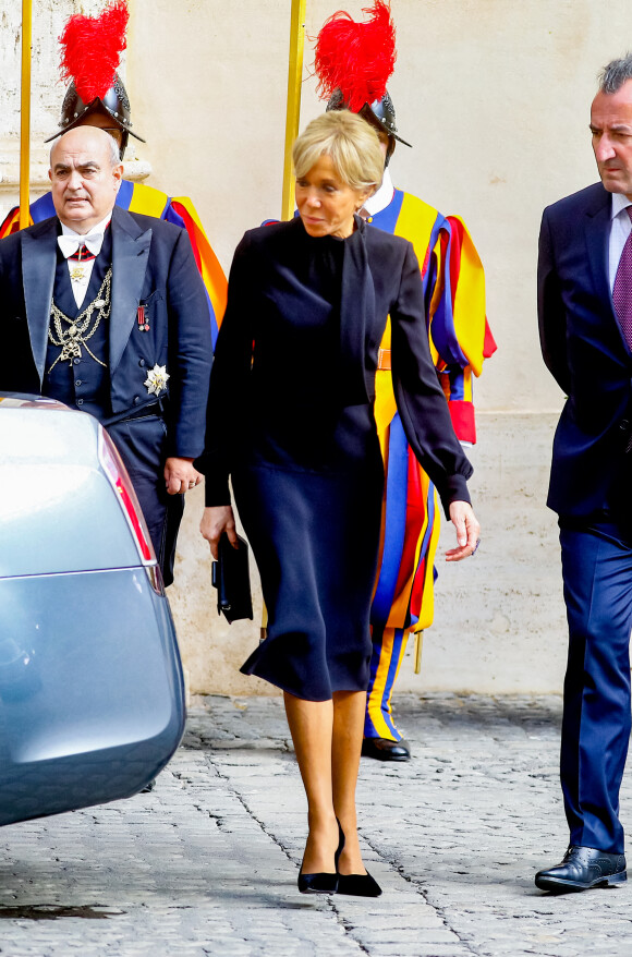 La Première Dame française, Brigitte Macron et son chef du protocole, José Pietroboni à la sortie de l'audience avec sa Sainteté le Pape au Vatican, le 24 octobre 2022. © Dominique Jacovides/Bestimage
