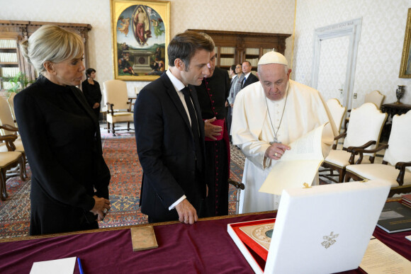 Emmanuel Macron, président de la République Française et la première dame Brigitte Macron rencontrent le pape François lors d'une audience privée au Vatican, le 24 octobre 2022. © Vatican Media via Bestimage