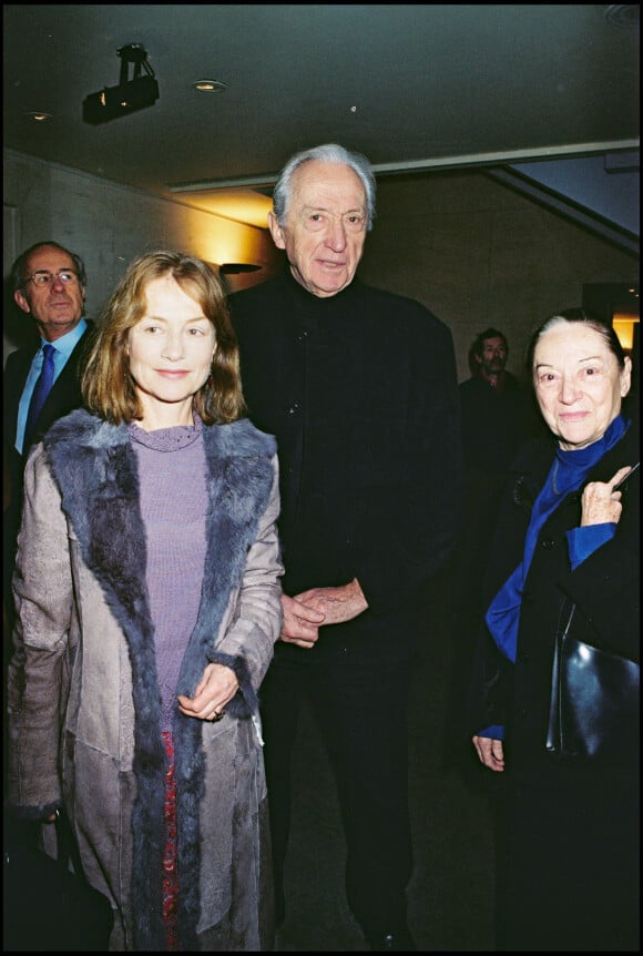 Isabelle Huppert, Pierre Soulages et sa femme, lors de la décoration de Bob Wilson à Paris. 