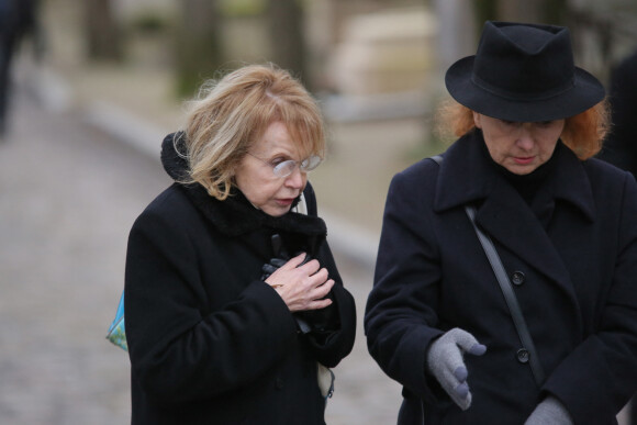 Bulle Ogier (Marie-France Thielland) et guest - Sorties des obsèques de Jacques Rivette au cimetière de Montmartre à Paris, le 5 février 2016.