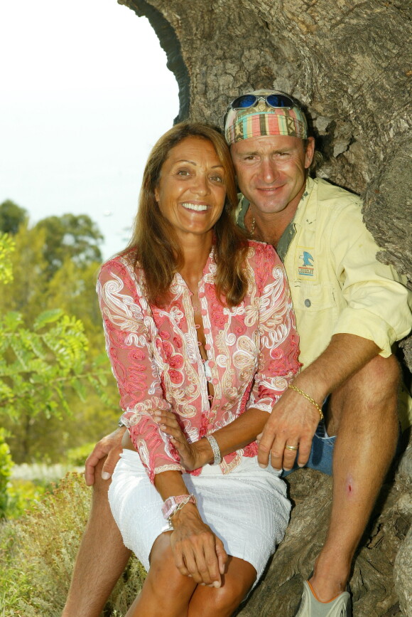 Divorce - Vincent Lagaf a divorcé - Exclusif - Vincent Lagaf' pose avec son ex-femme Véronique dans leur propriété à Cavalaire le 8 aout 2003. © Frédéric Piau/Bestimage
