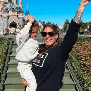 Jesta Hillmann avec son fils Juliann à Disneyland Paris