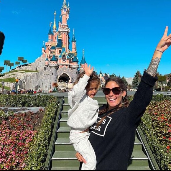 Jesta Hillmann avec son fils Juliann à Disneyland Paris