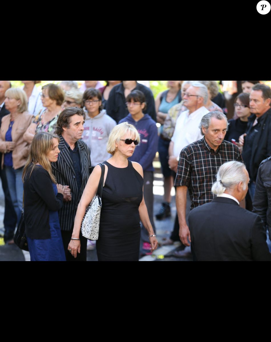 Elisabeth et David Lafont (enfants de Bernadette Lafont) - Funerailles de Bernadette Lafont au temple de Sant-Andre de Valborgne dans le Gard le 29 juillet 2013.