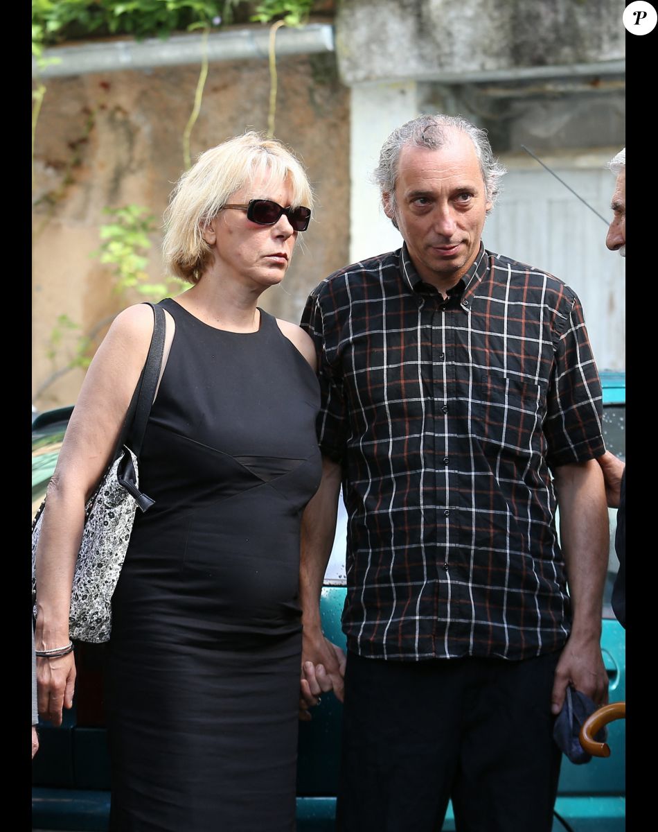 Elisabeth et David Lafont (enfants de Bernadette Lafont) - Funerailles de Bernadette Lafont au temple de Sant-Andre de Valborgne dans le Gard le 29 juillet 2013.