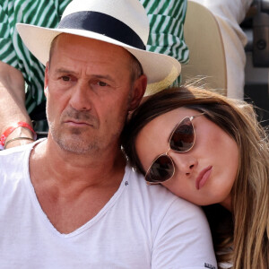 Roger Erhart et sa compagne Delphine Wespiser, Miss France 2012 - Célébrités dans les tribunes des internationaux de France de Roland Garros à Paris le 31 mai 2022. © Cyril Moreau - Dominique Jacovides/Bestimage