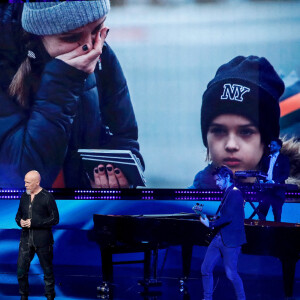 Pascal Obispo, Florent Pagny - Emission spéciale "Unis pour l'Ukraine" à la Maison de la Radio et de la Musique, diffusée en direct sur France 2 et présentée par Nagui et Leïla.Kaddour à Paris le 8 mars 2022. France Télévisions et Radio France s'associent, face à l'urgence humanitaire, pour soutenir et aider le peuple ukrainien et toutes les populations touchées par le conflit, sur place et dans les pays limitrophes. Le service public s'engage aux côtés de la Croix-Rouge française, qui lance un appel aux dons financiers, pour faire face aux besoins humanitaires, qui ne cessent de s'intensifier. Cette soirée spéciale est diffusée en simultané sur France 2 et France Inter avec un concert exceptionnel en direct, avec la participation des formations musicales de Radio France. Avec cette soirée, France Télévisions et Radio France permettent aux Français de répondre concrètement à l'urgence humanitaire, à l'intérieur et à l'extérieur de l'Ukraine, à travers des dons à la Croix-Rouge française. © Cyril Moreau / Jack Tribeca / Bestimage 