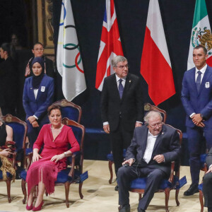 Le roi Felipe VI, la reine Letizia, la princesse Leonor et Sofia et L'infante Sofia d'Espagne reçoivent les lauréats du 30ème Prix Princesse des Asturies à l'hôtel Reconquista à Oviedo, Espagne, le 28 octobre 2022. 