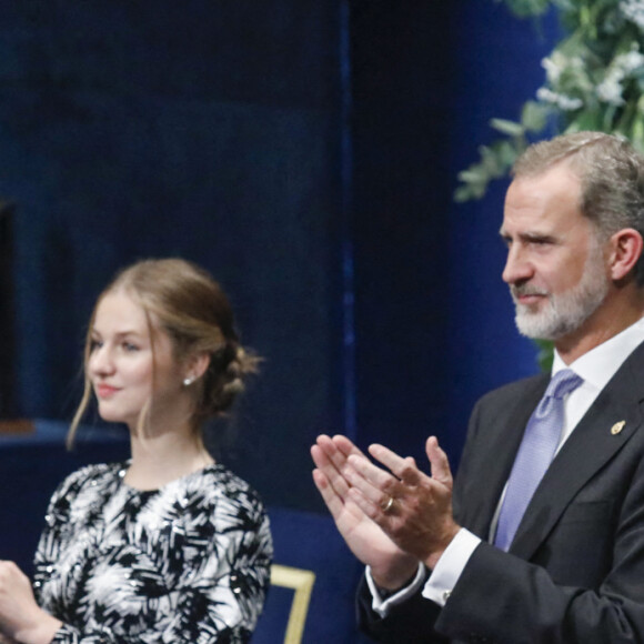 Le roi Felipe VI, la reine Letizia, la princesse Leonor et Sofia et L'infante Sofia d'Espagne reçoivent les lauréats du 30ème Prix Princesse des Asturies à l'hôtel Reconquista à Oviedo, Espagne, le 28 octobre 2022. 