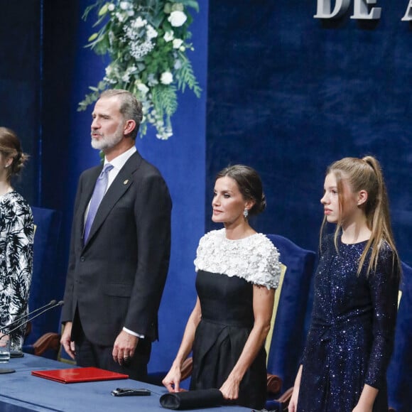 Le roi Felipe VI, la reine Letizia, la princesse Leonor et Sofia et L'infante Sofia d'Espagne reçoivent les lauréats du 30ème Prix Princesse des Asturies à l'hôtel Reconquista à Oviedo, Espagne, le 28 octobre 2022. 