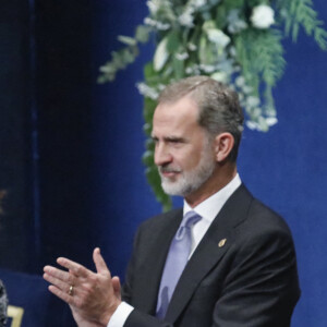 Le roi Felipe VI, la reine Letizia, la princesse Leonor et Sofia et L'infante Sofia d'Espagne reçoivent les lauréats du 30ème Prix Princesse des Asturies à l'hôtel Reconquista à Oviedo, Espagne, le 28 octobre 2022. 