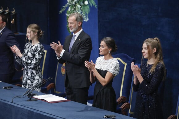 Le roi Felipe VI, la reine Letizia, la princesse Leonor et Sofia et L'infante Sofia d'Espagne reçoivent les lauréats du 30ème Prix Princesse des Asturies à l'hôtel Reconquista à Oviedo, Espagne, le 28 octobre 2022. 