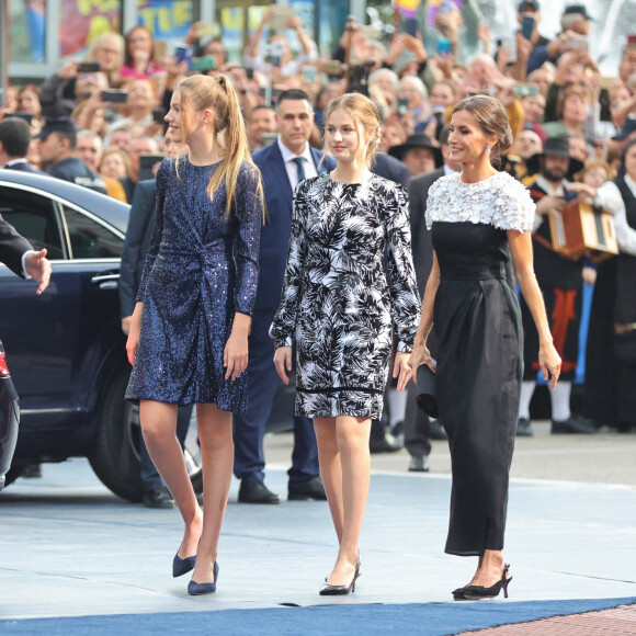 Le roi Felipe VI, la reine Letizia, la princesse Leonor et Sofia et L'infante Sofia d'Espagne reçoivent les lauréats du 30ème Prix Princesse des Asturies à l'hôtel Reconquista à Oviedo, Espagne, le 28 octobre 2022. 