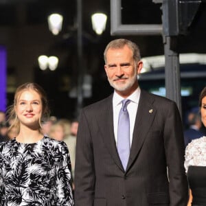 Le roi Felipe VI, la reine Letizia, la princesse Leonor et Sofia et L'infante Sofia d'Espagne reçoivent les lauréats du 30ème Prix Princesse des Asturies à l'hôtel Reconquista à Oviedo, Espagne, le 28 octobre 2022. 