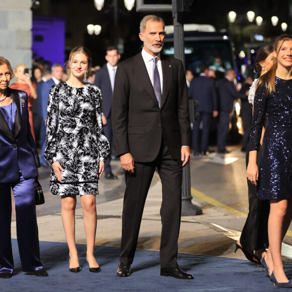 Le roi Felipe VI, la reine Letizia, la princesse Leonor et Sofia et L'infante Sofia d'Espagne reçoivent les lauréats du 30ème Prix Princesse des Asturies à l'hôtel Reconquista à Oviedo, Espagne, le 28 octobre 2022. 