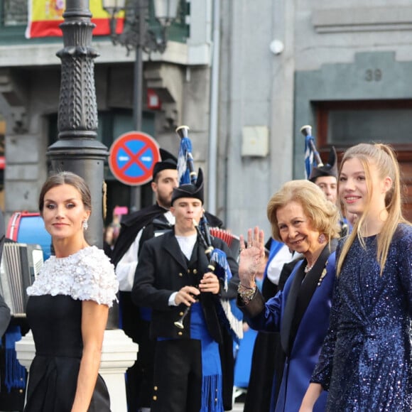 Le roi Felipe VI, la reine Letizia, la princesse Leonor et Sofia et L'infante Sofia d'Espagne reçoivent les lauréats du 30ème Prix Princesse des Asturies à l'hôtel Reconquista à Oviedo, Espagne, le 28 octobre 2022. 