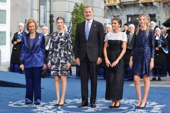 Le roi Felipe VI, la reine Letizia, la princesse Leonor et Sofia et L'infante Sofia d'Espagne reçoivent les lauréats du 30ème Prix Princesse des Asturies à l'hôtel Reconquista à Oviedo, Espagne. 