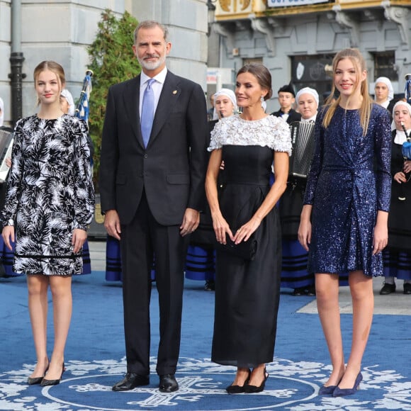 Le roi Felipe VI, la reine Letizia, la princesse Leonor et Sofia et L'infante Sofia d'Espagne reçoivent les lauréats du 30ème Prix Princesse des Asturies à l'hôtel Reconquista à Oviedo, Espagne. 