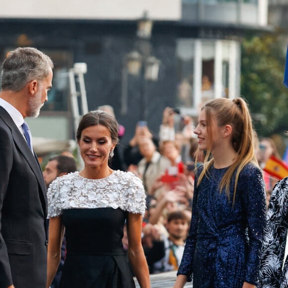 Le roi Felipe VI, la reine Letizia, les princesse Leonor et Sofia et L'infante Sofia d'Espagne reçoivent les lauréats du 30ème Prix Princesse des Asturies à l'hôtel Reconquista à Oviedo, Espagne 