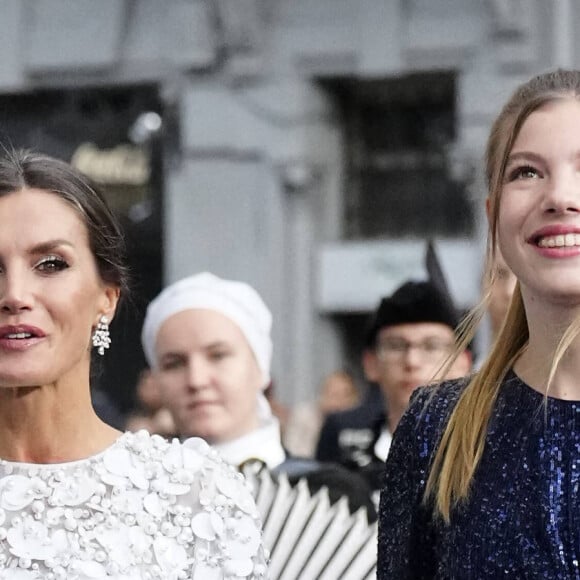 Le roi Felipe VI, la reine Letizia, la princesse Leonor et L'infante Sofia d'Espagne reçoivent les lauréats du 30ème Prix Princesse des Asturies à l'hôtel Reconquista à Oviedo, Espagne, le 28 octobre 2022. 