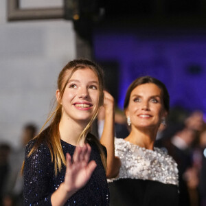 Le roi Felipe VI, la reine Letizia, la princesse Leonor et L'infante Sofia d'Espagne reçoivent les lauréats du 30ème Prix Princesse des Asturies à l'hôtel Reconquista à Oviedo, Espagne, le 28 octobre 2022. 