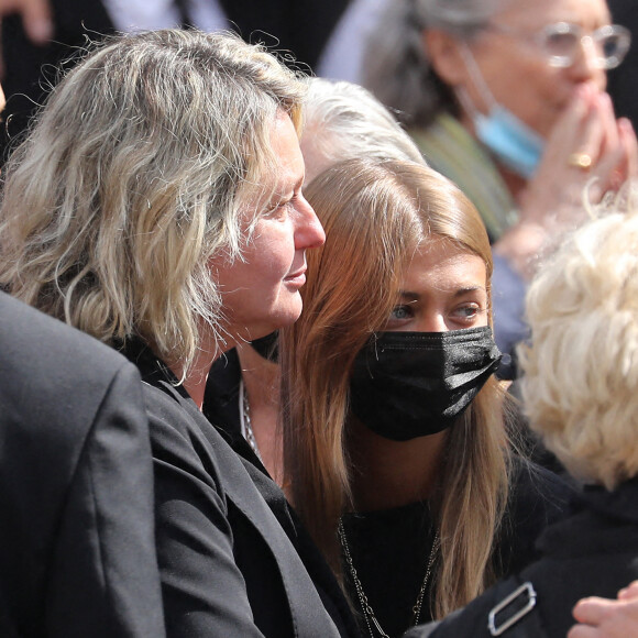 Luana et Stella Belmondo - Sorties - Obsèques de Jean-Paul Belmondo en l'église Saint-Germain-des-Prés, à Paris le 10 septembre 2021. © Dominique Jacovides / Bestimage 