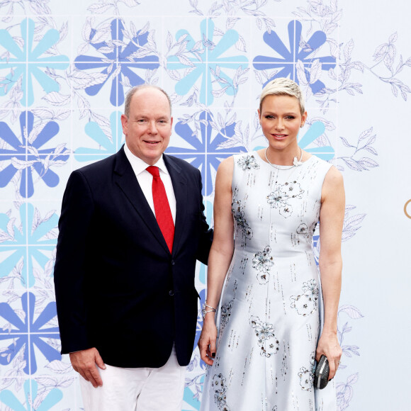 Le prince Albert II de Monaco, la princesse Charlène de Monaco - 73ème Gala de la Croix-Rouge Monégasque qui avait lieu pour la première fois sur les Terrasses du Soleil, entre la façade magistrale de l'Opéra Garnier Monte-Carlo et la mer Méditerrannée à Monaco © Dominique Jacovides/Bestimage 