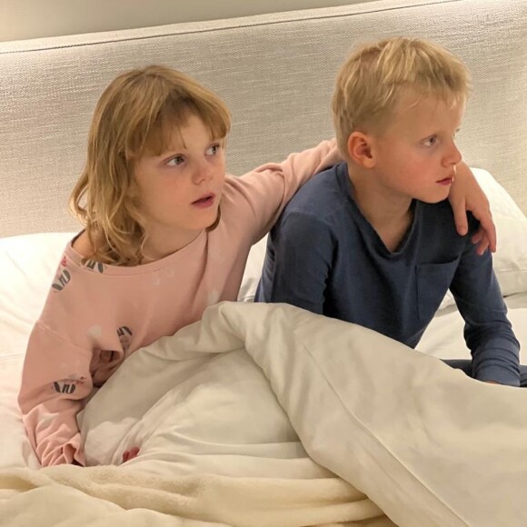 Charlene de Monaco a partagé des photos de ses jumeaux Jacques et Gabriella de Monaco. Gabriella s'est coupée les cheveux et en a fait profiter son frère. Le 2 septembre 2022.
 