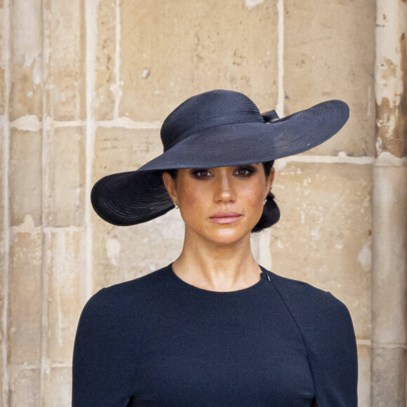 Meghan Markle, duchesse de Sussex - Arrivées au service funéraire à l'Abbaye de Westminster pour les funérailles d'Etat de la reine Elizabeth II d'Angleterre. Le 19 septembre 2022  Duchess Meghan, Funeral service at Westminster Abbey at the state funeral for the Queen in London, United Kingdom, 19 September 2022.